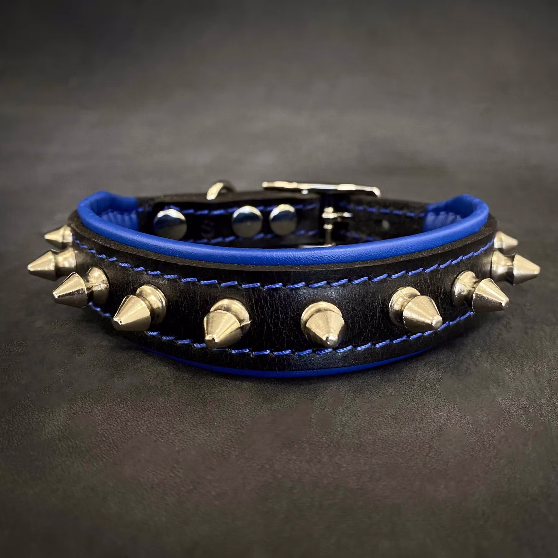 Bestia Zgarda Spiky, Piele Naturala, M: 30-35 cm, Albastru